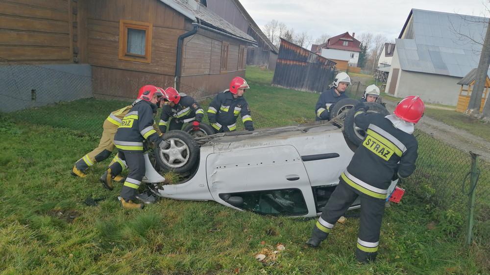 Podczerwone. Groźne dachowanie samochodu osobowego (zdjęcia i film)
