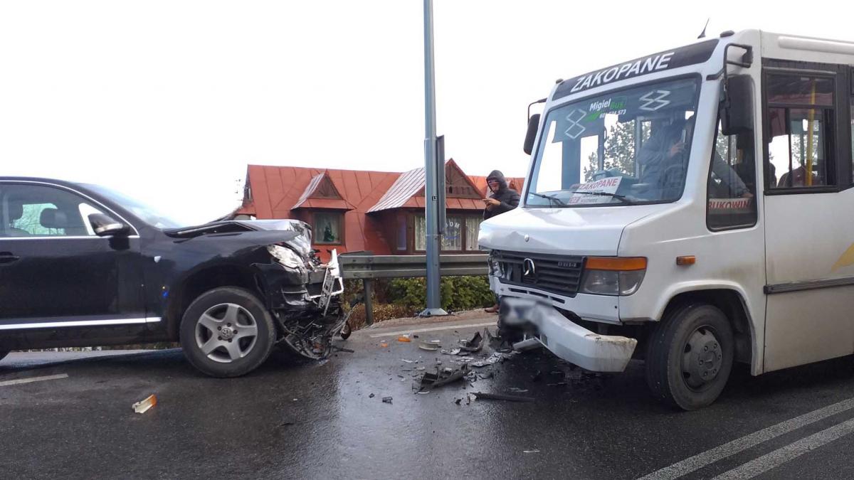 Zakopane. Zderzenie dwóch samochodów osobowych i busa (zdjęcia)