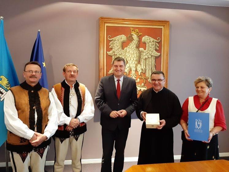 Ziemia z Oświęcimia znajdzie się w kopii krzyża z Giewontu