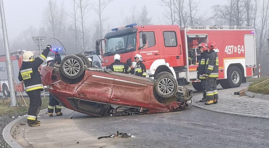 Groźne dachowanie na rondzie w Dębnie (zdjęcia)