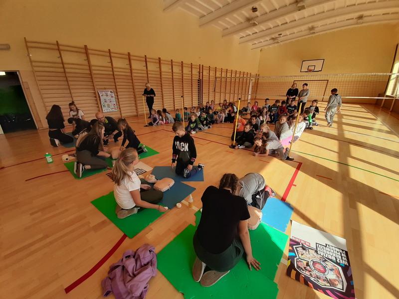 Piekielnik. Uczniowie wzięli udział w pobijaniu rekordu w udzielaniu pierwszej pomocy (zdjęcia)
