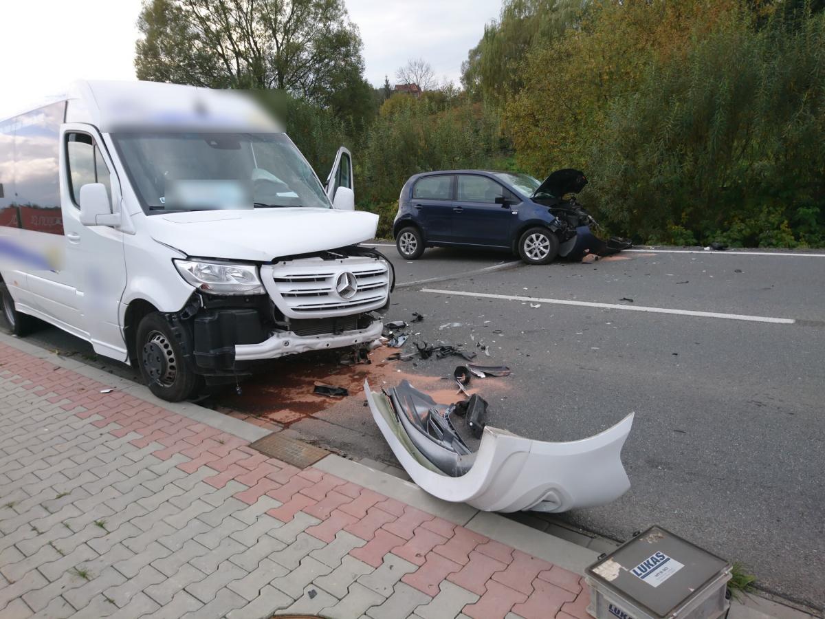 Bańska Niżna - kolejne zderzenie busa z samochodem osobowym (zdjęcia)