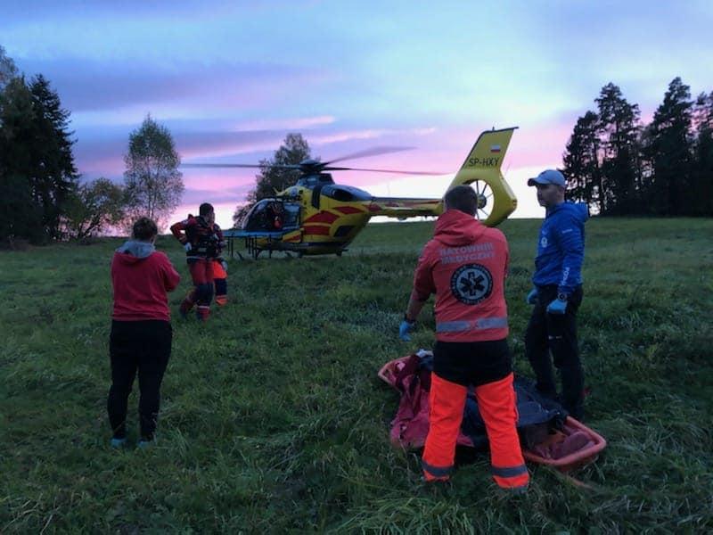 Skawa. Grzybiarz ze złamaną kością udową zabrany śmigłowcem do szpitala