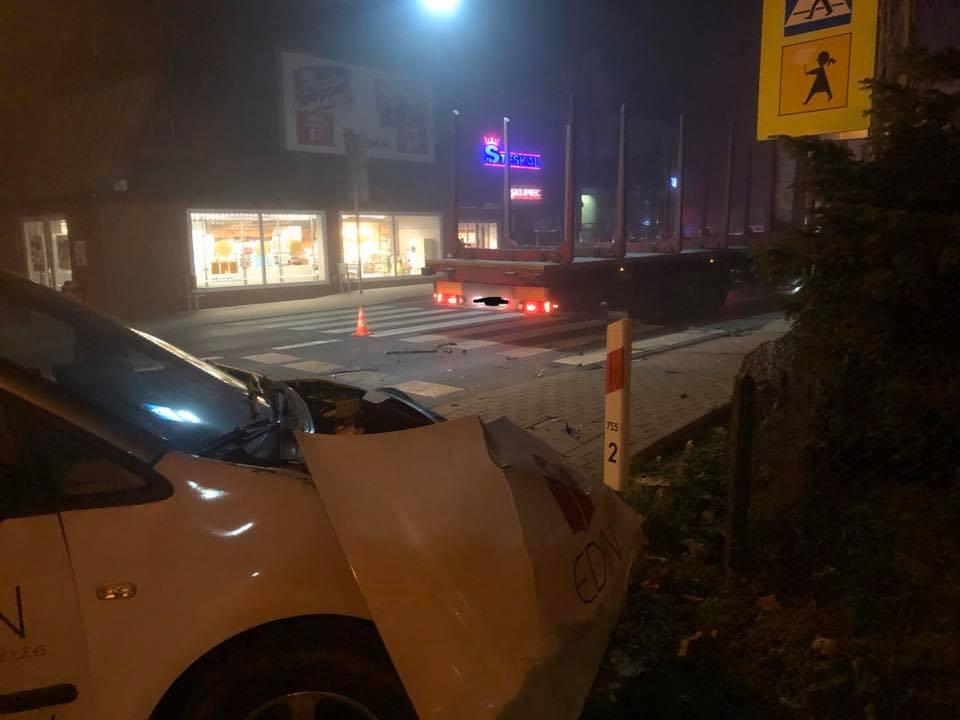 Zderzenie osobówki z ciężarówką (zdjęcia)