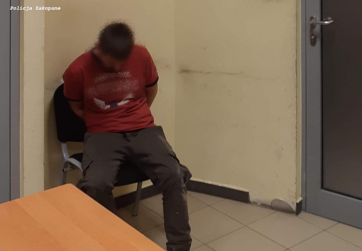 Biegł w nocy środkiem zakopianki – kierowcy wezwali policję