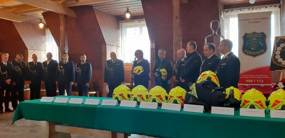 Złote hełmy i ubrania bojowe dla druhów OSP Poronin (zdjęcia)