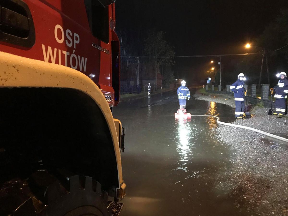 Nocna akcja strażaków w Witowie (zdjęcia)