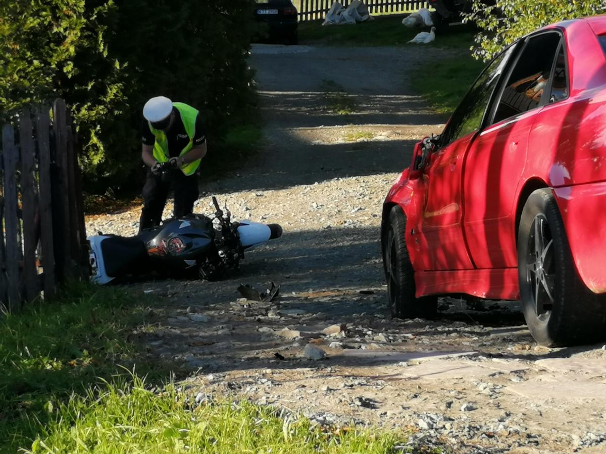 Nowe Bystre - groźnie wyglądające zderzenie samochodu osobowego z motorem (zdjęcia)
