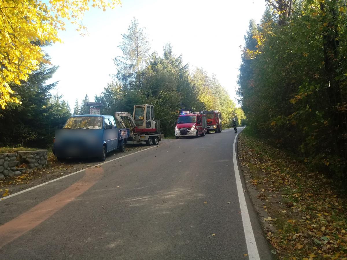 Interwencja strażaków z OSP Raba Wyżna - plama oleju na drodze (zdjęcia)
