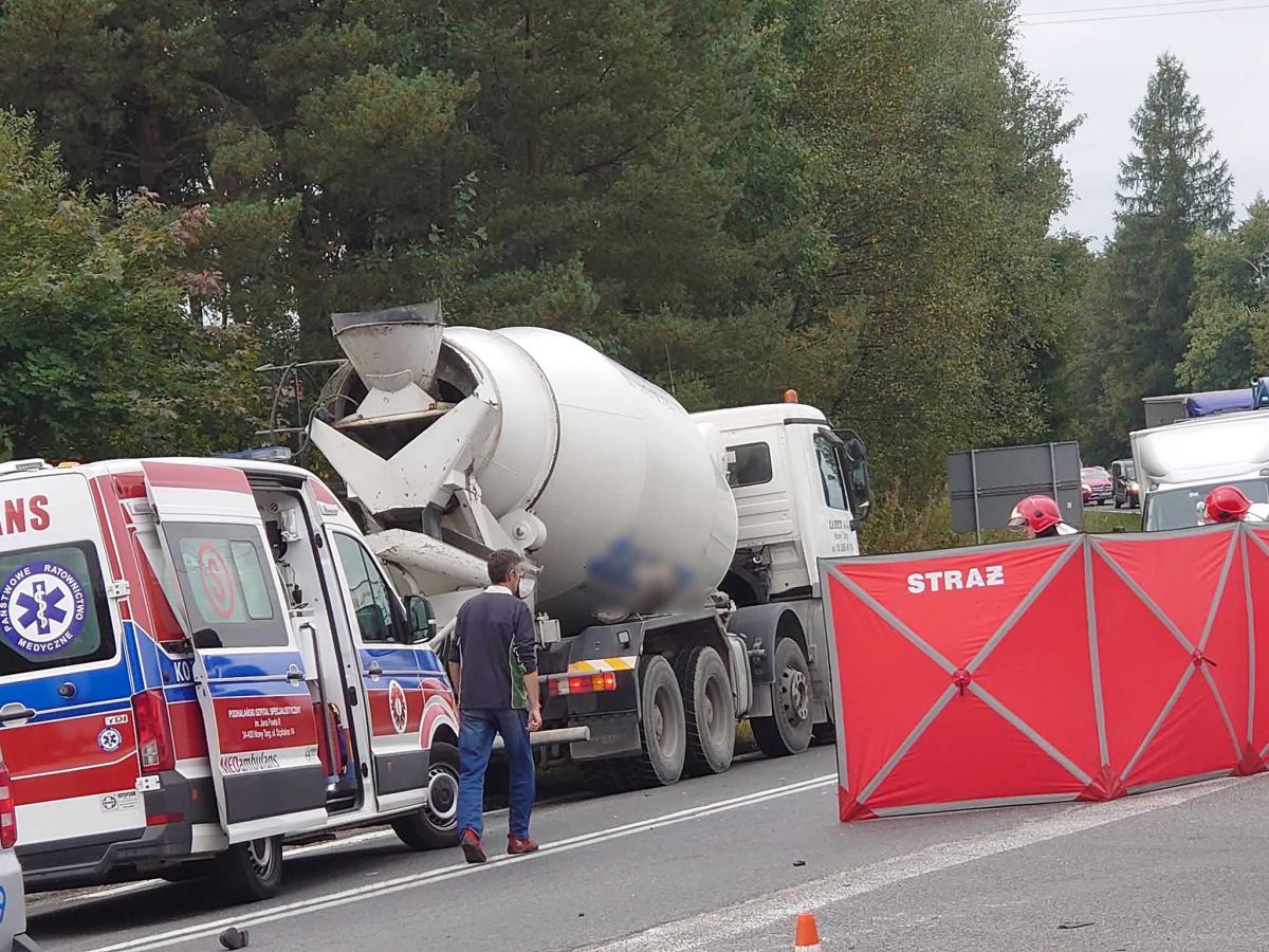 Trwa reanimacja potrąconego rowerzysty w Waksmundzie (zdjęcia)