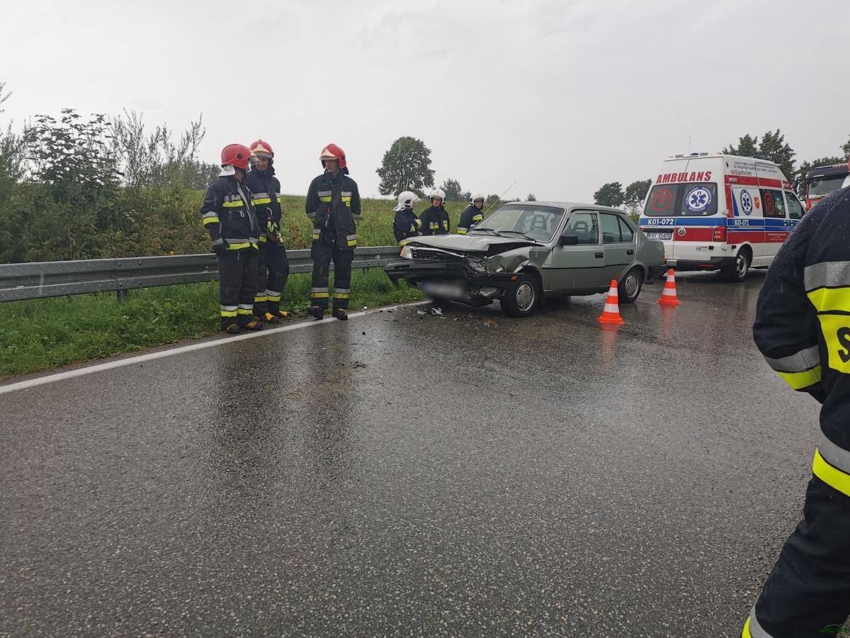 Zderzenie czołowe samochodów osobowych na Wierchu  Domańskim (zdjęcia)