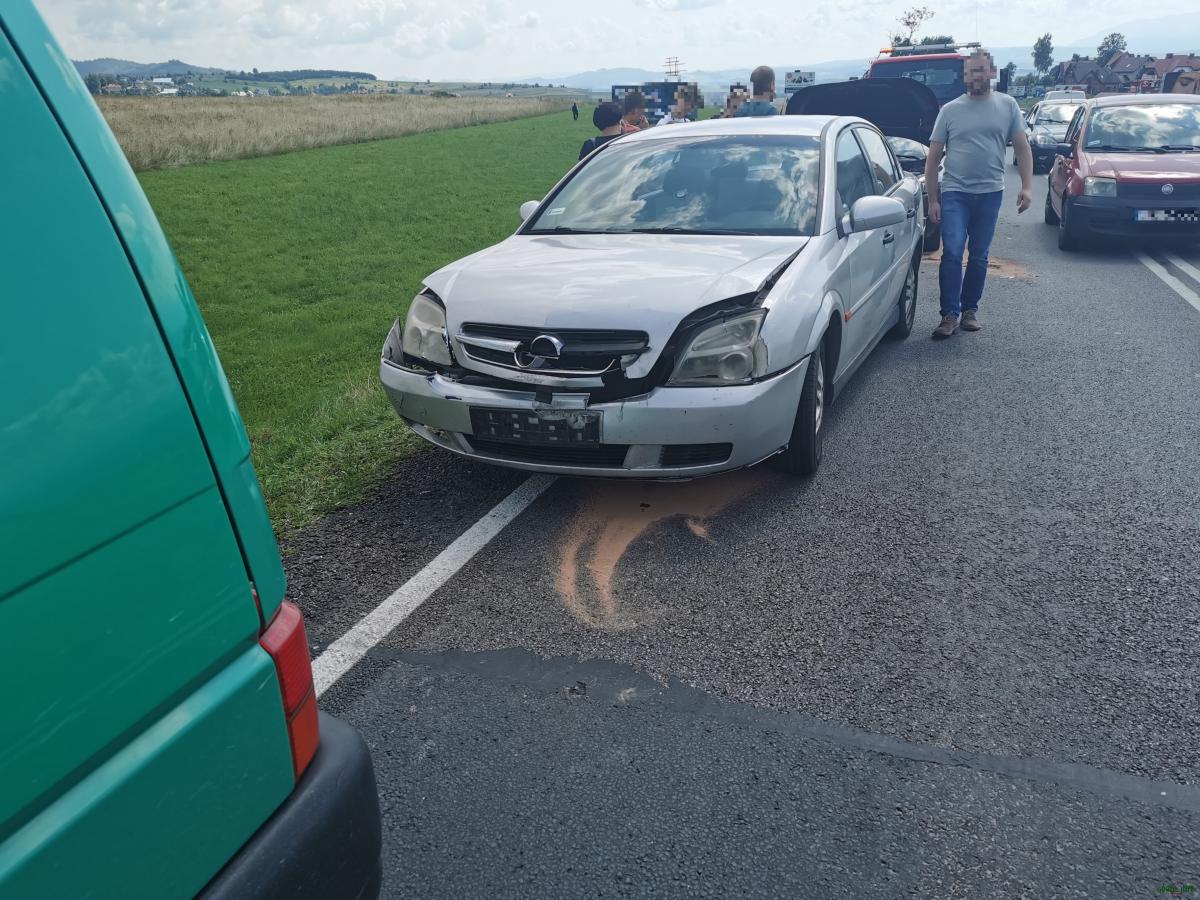Niebezpiecznie na zakopianece - Klikuszowa kolizja trzech samochodów (zdjęcia)