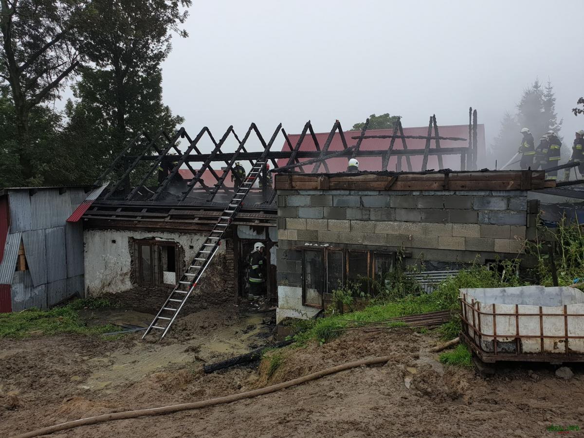 Pożar stodoły w Odrowążu - właściciel zabrany do szpitala (zdjęcia)