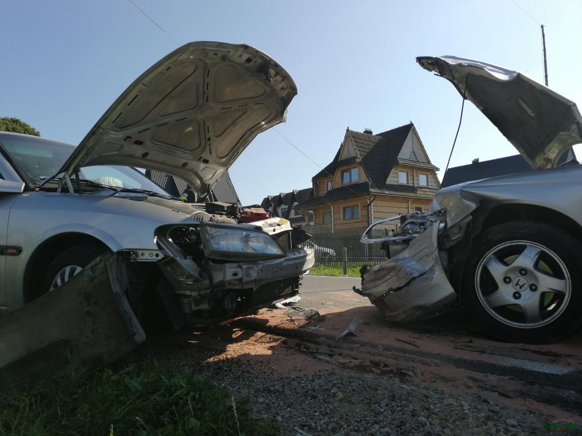 Ratułów Dolny - niebezpieczne zderzenie czołowe dwóch samochodów (zdjęcia)
