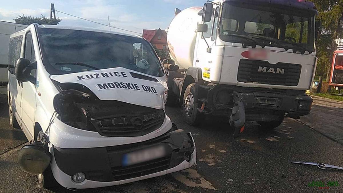 Ząb. Stłuczka busa z betoniarką (zdjęcia)