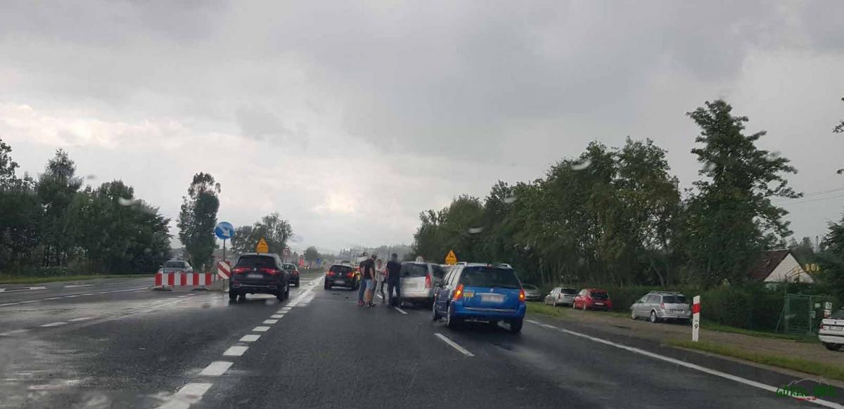 Zderzenie trzech samochodów na zakopiance (zdjęcia)