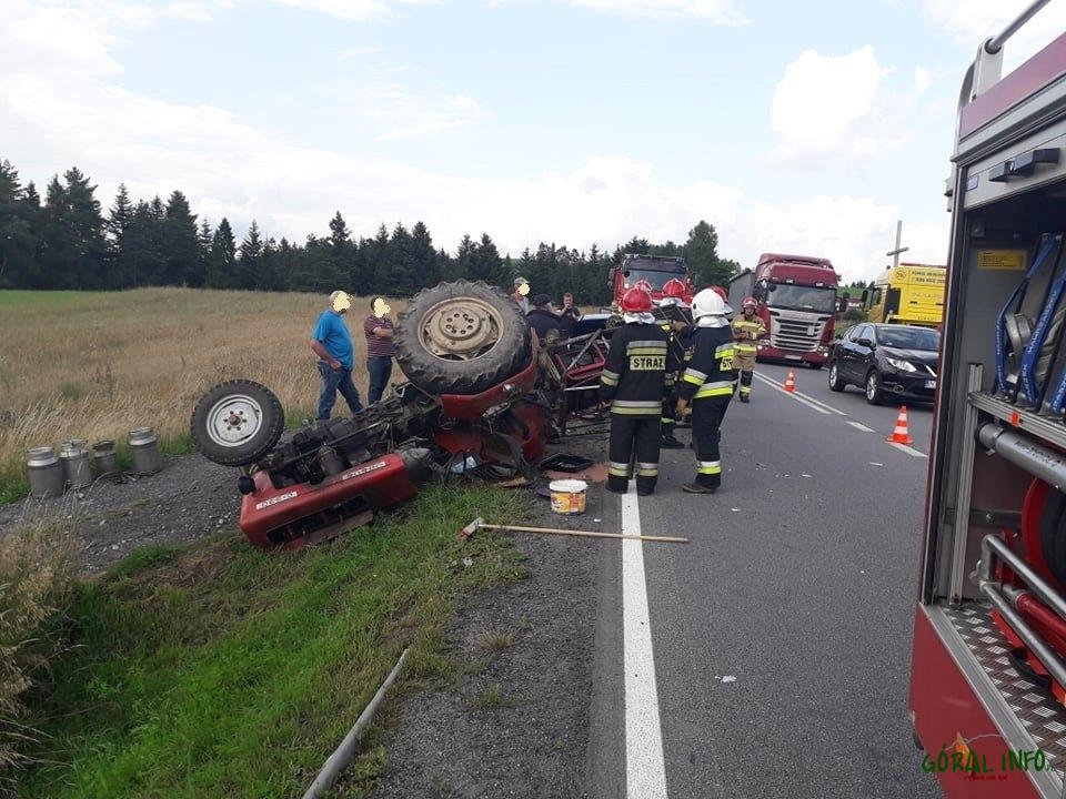 Rdzawka. Kolizja traktora z samochodem na zakopiance (zdjęcia)