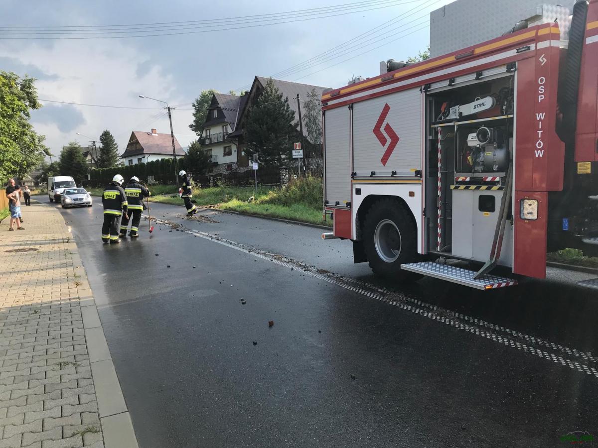 Witów. Żwir na drodze po ulewie