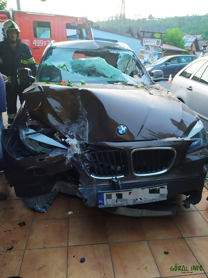 Szczawnica. BMW wjechało w budynek mieszkalny (zdjęcia)