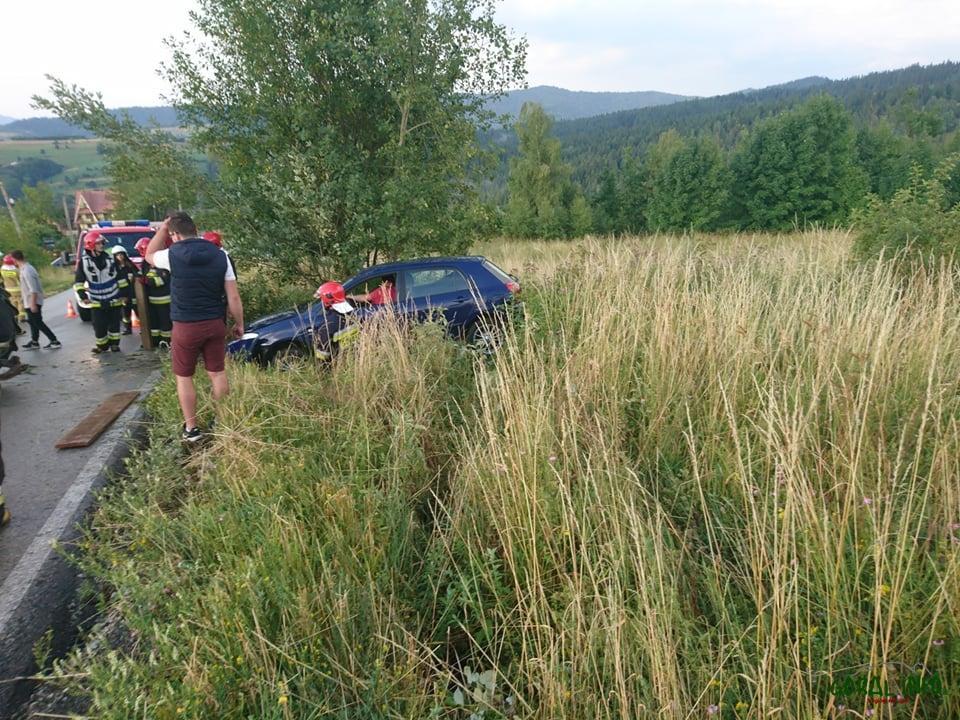 Rdzawka. Samochód wypadł z drogi zawisł na przydrożnych drzewach
