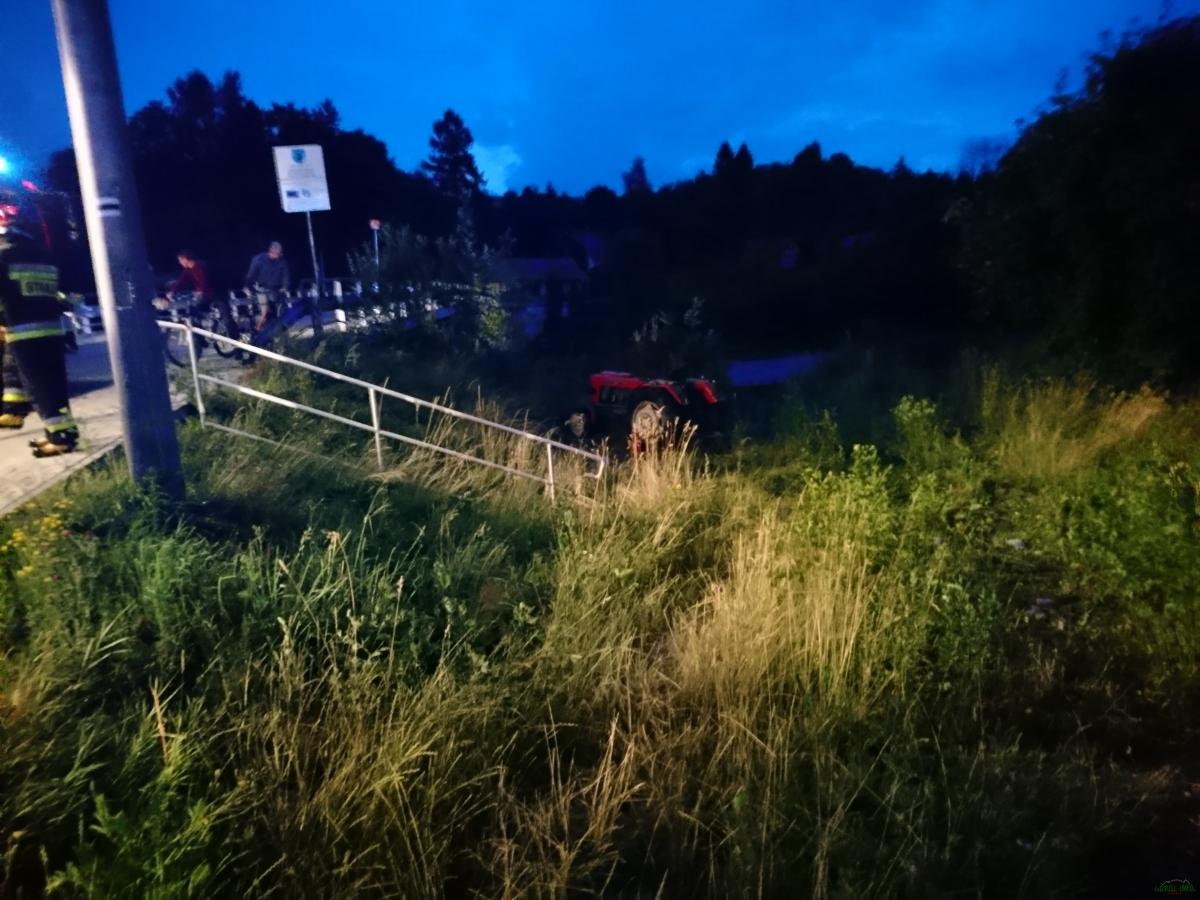 Ostrowsko. Traktorzysta zakończył jazdę pod mostem - zdjęcia