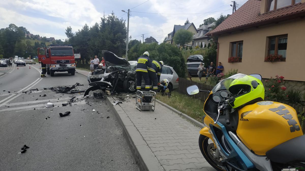 Bardzo groźne zderzenie dwóch samochodów osobowych w Krzeczowie - zdjęcia
