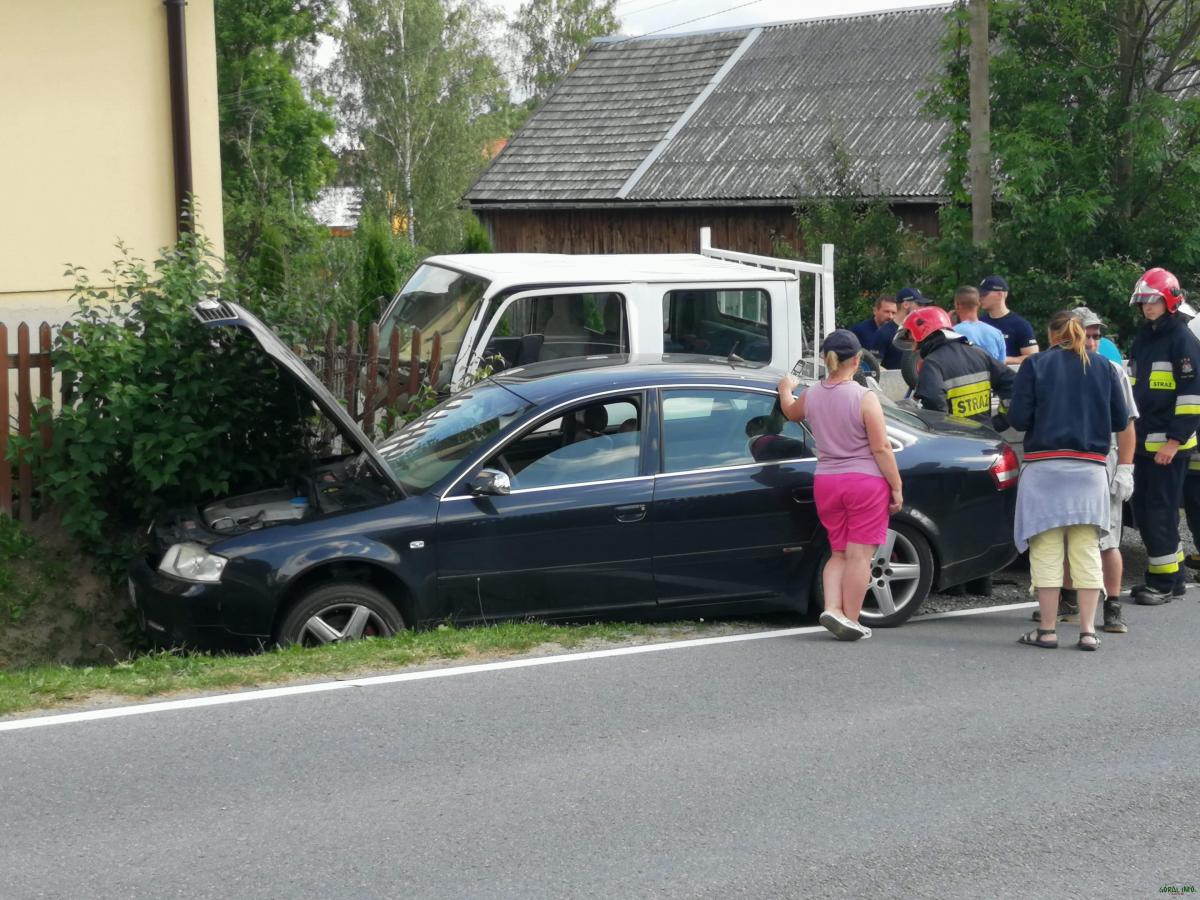 Piekielnik. Zderzenie osobówki z dostawczakiem (zdjęcia)