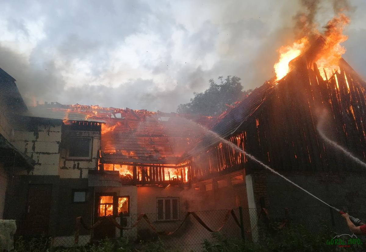 Groźny pożar budynku mieszkalno-gospodarczego w Podczerwonem (zdjęcia)