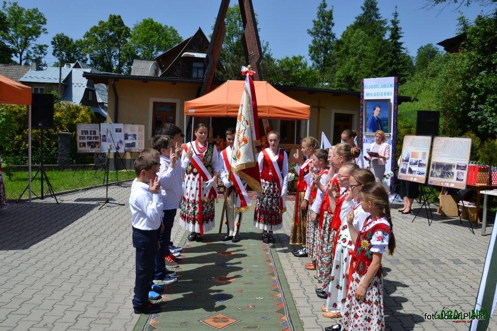 Uroczyste przekazanie sztandaru szkole w Suchem (zdjęcie)
