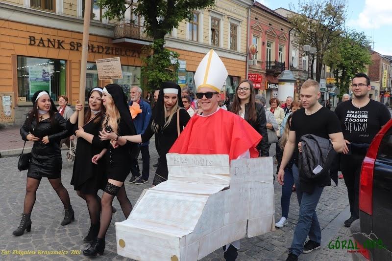 Studenci PPWSZ obrazili uczucia religijne katolików? Studentki wyraziły skruchę ...
