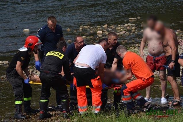 Ratownicy uratowali mężczyznę topiącego się na złączach na Dunajcu - chciał pomóc dziecku i jego opiekunowi (zdjęcia)