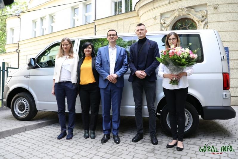 Premier Mateusz Morawiecki przekazał samochód rodzicom sześcioraczków z Tylmanowej (zdjęcia)