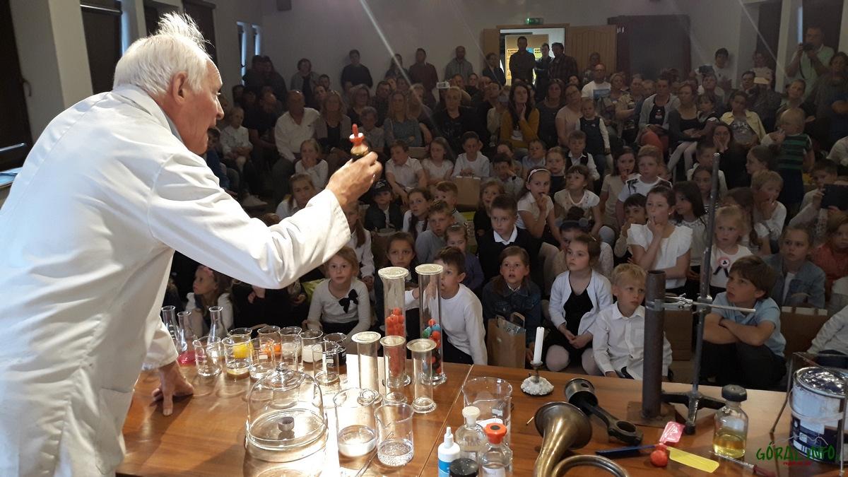 Pokaz chemii wydarzenia w Centrum Informacji Turystycznej w Kościelisku (zdjęcia)
