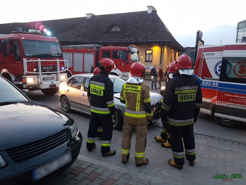 Zderzenie samochodów na Waksmundzkiej - dwójka dzieci zabrana do szpitala