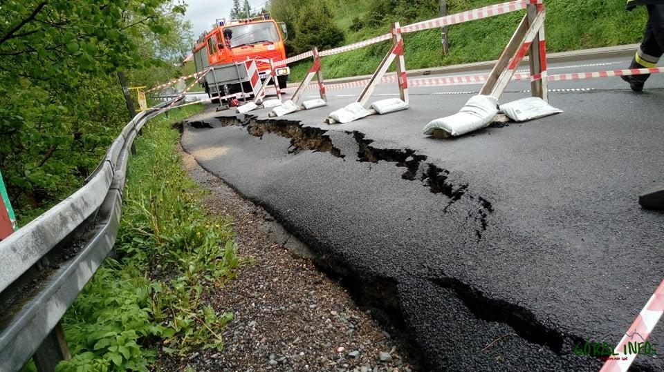 Strażacy zabezpieczyli osuwającą się drogę w Bielance (zdjęcia)