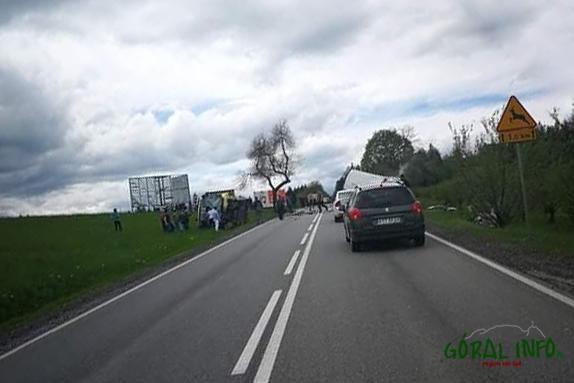 Katastrofa lądowa na zakopiance - zderzyły się autobus, bus i dwa samochody osobowe