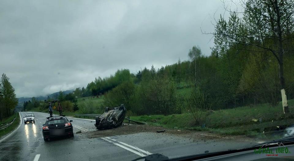 Groźne dachowanie na granicy Kluszkowiec i Krośnicy