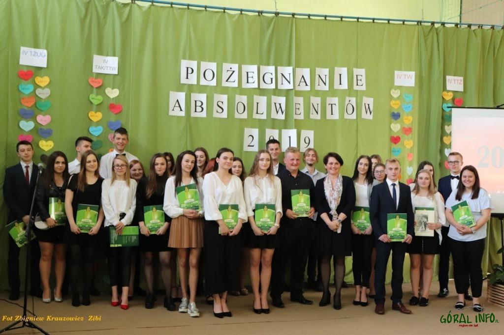  „..Abyście nie zatracili przyjaźni miedzy sobą..”. Uroczyste pożegnanie maturzystów w ZSCKR Nowy Targ