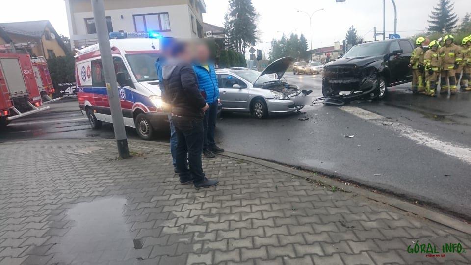 Zderzenie trzech samochodów w Nowym Targu - kobieta w ciąży zabrana do szpitala (zdjęcia)