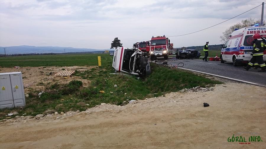 Wypadek w Rogoźniku: kierowca osobówki zjechał na przeciwległy pas jezdni