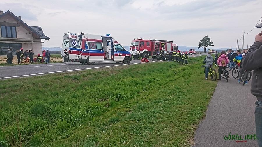 Czołowe zderzenie busa z osobówką w Rogoźniku (zdjęcia)