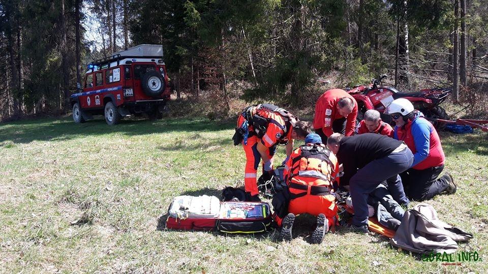 Akcja ratunkowa w rejonie Rabskiej Góry - nieprzytomny mężczyzna przetransportowany śmigłowcem do szpitala (zdjęcia)