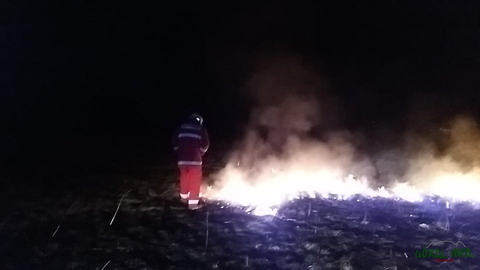 Pożar traw na Furmanowej nieopodal drewnianego kościółka (zdjęcia)