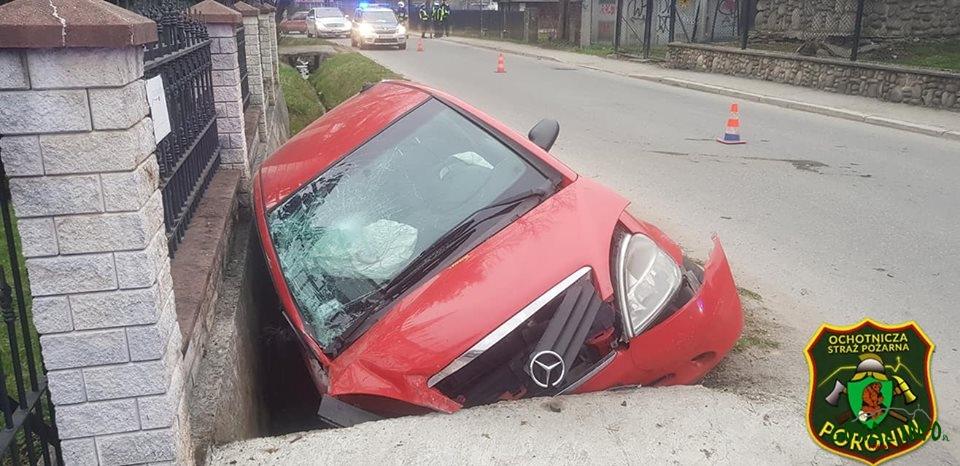 Ukradli rodzicom samochód, podróż zakończyli w rowie i uciekli z miejsca zdarzenia