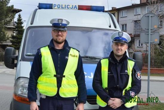 Policjanci pilotowali do szpitala samochód z chorą kobietą