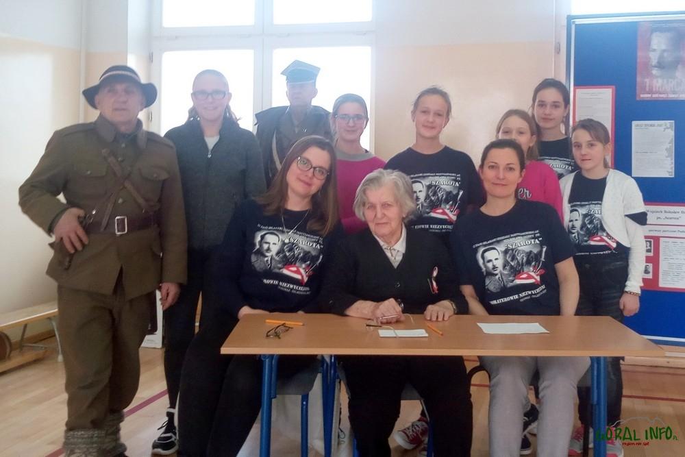 Niezwykła lekcja historii – spotkanie z żołnierzem Armii Krajowej, Haliną Pędzimąż (zdjęcia)