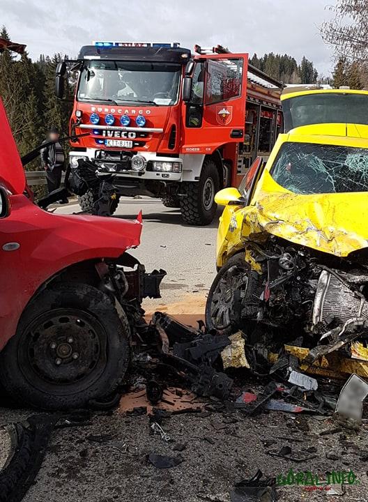 Groźny wypadek w Leśnicy - dwie osoby zabrane do szpitala (zdjęcia)