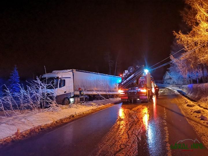 Rdzawka. TIR w rowie - zmienne warunki drogowe
