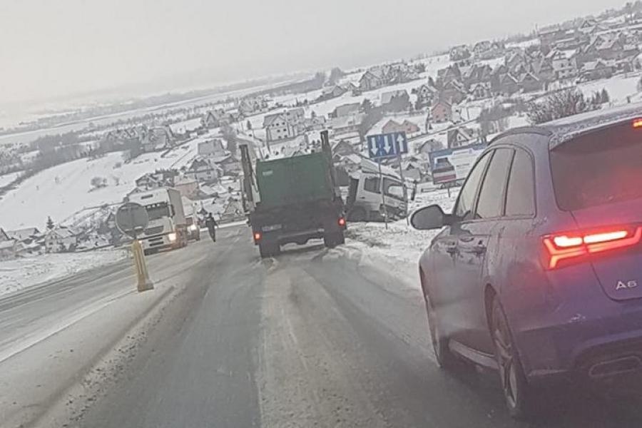 Uwaga! Ślisko na drogach - utrudnienia w Kluszkowcach