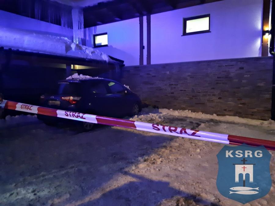 Spadł mu śnieg i lód na samochód - wezwał służby ratunkowe